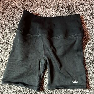alo yoga shorts!!